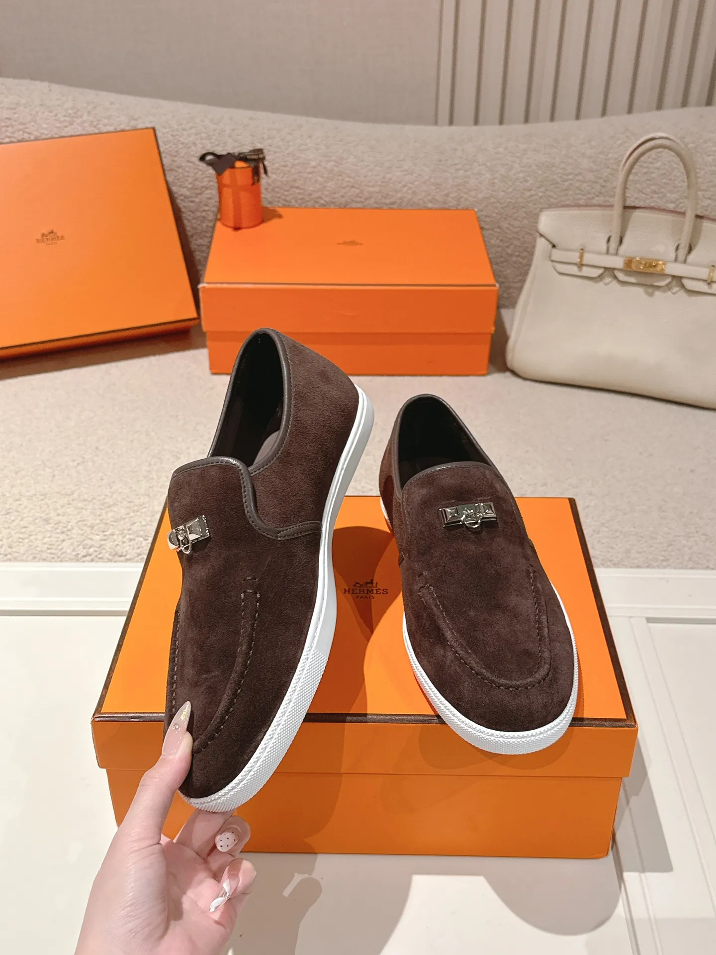 Men's Men's Shoes 600💰 Hermes# Couple Studded Loafers Calfskin and suede goatskin lace-up free sneakers with signature "H" detail. The design is simple and smooth, creating a fashionable urban look. It is comfortable and versatile. H family classics are not outdated, and the delivery counter is exquisitely packaged🛍📦 Fabric: Original customized imported first-layer cowhide/cow down Lining: Imported soft sheepskin Sole: Original open-molded anti-slip TPU material Size: 35-45